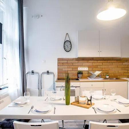 Comfy, Renewed 3 Bedroom In Center Apartament