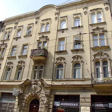 Comfy, Renewed 3 Bedroom In Center Apartament
