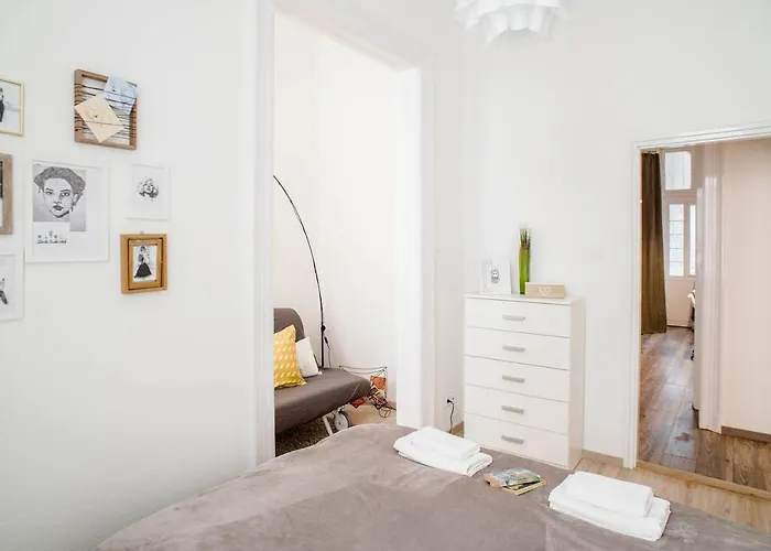 Comfy, Renewed 3 Bedroom In Center Apartmán