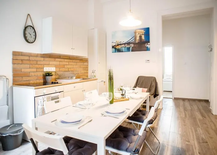 Comfy, Renewed 3 Bedroom In Center Apartmán *