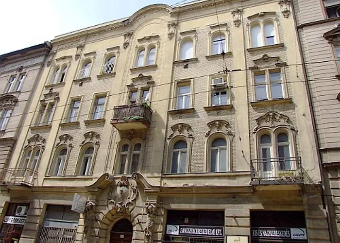 Comfy, Renewed 3 Bedroom In Center Apartmán
