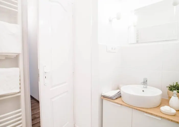 Comfy, Renewed 3 Bedroom In Center *