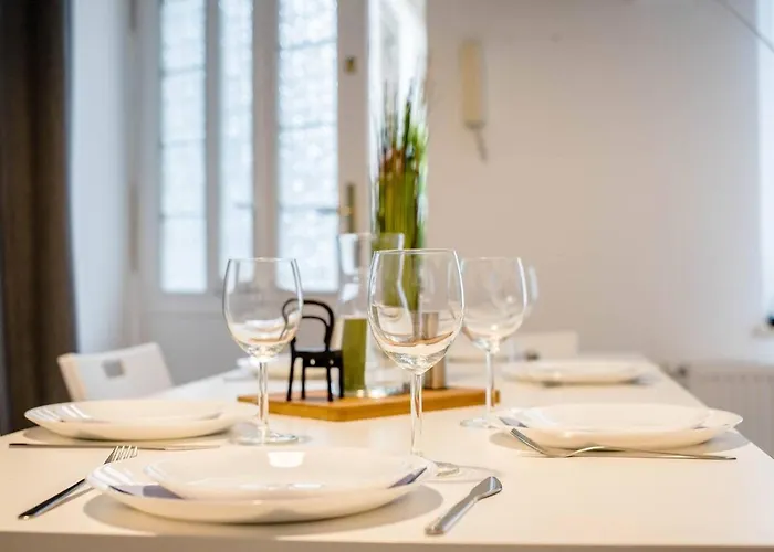 Comfy, Renewed 3 Bedroom In Center Appartement